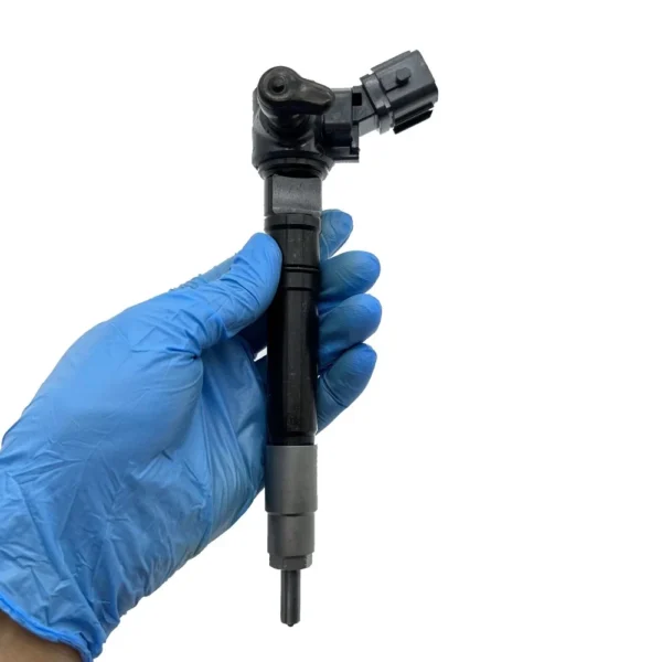 23670-11060 Diesel Fuel Injector Hand View Hand-held view of 23670-11060 Toyota Hiace Hilux diesel injector